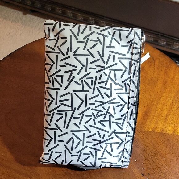 BRAND NEW  SMALL ALLEGRO MAKEUP BLACK/WHITE BAGS. - Picture 5 of 10